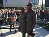 Etter å ha talt på Youngstorget i Oslo dro LO-leder Gerd Kristiansen direkte til Notodden for å avduke statuen 'Samhold'.