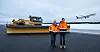 Jørn Arvid Remark (t.v.) har vært brøytebilsjåfør og vaktsjef på Gardermoen i mange år. Tage Kristiansen kjører i dag de nye brøytebilene på flyplassen.