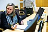Tolken bruker pausene i siktedes forklaring til å oversette det han forteller.