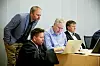 ADVOKATHJELP: NSF-advokat Terje Hernes Pettersen bistår de norske sjøfolkene, her ved Frode Gjelstenli, Ronny Kårevik og Hallgeir Johansen.