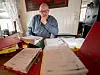 DOKUMENTER: Arne Skarseth tar vare på alle dokumenter i sin egen sak, han samler dem i ringpermer i hyller ved kjøkkenet hjemme hos seg selv.