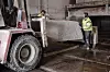PASSELIG STØRRELSE: En steinblokk av typen Iddefjordsgranitt klargjøres til saging.