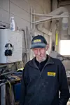 40 års erfaring: Selv om han har fylt 69 år, så ønsker ikke Ivan Johansen å gå av med pensjon riktig ennå. Etter å ha vært til sjøs i en del år gikk han over til steinfagarbeidet.