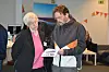 LANG ERFARING: Lærerutdannede Lars Røst har jobbet kundeservice i 23 år. Her i samtale med Kjersti Skarpnes, sjef for bemanningsenheten i Dals-Ed kommune.