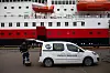 VASKEKLAR: Motia Aljniat er ute i god tid for å ta renhold ombord på Hurtigruten.