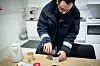 PULVERKAFFE: Hjemme i Syria drakk Motia en sjelden gang kaffe. Nå er han blitt vant til å starte arbeidsdagen med en kopp, og det blir ofte flere i løpet av dagen.