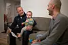 FAMILIEBESØK: Eirik Nilsen besøker Bahaa og familien. Nader har rukket å bli et år. Eldstedatteren er litt sjenert og ville ikke ut av rommet sitt. Hayat, kona til Bahaa er heller ikke glad i bli fotografert.