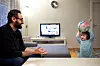 ETTER ARBEIDSTID: Motia hjemme med dattera si, Rafah på 1,5 år.