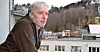 STUSSELIG: – Det blir mye stillesitting.  Jeg håper det blir litt bedre når det blir bart og jeg kan sykle mer. Jeg er glad i å sykle rundt i byen, sier Olav Garberg og kikker mot sentrum fra verandaen i Kværnerbyen. Med lengsel i blikket er det tydelig at han savner sitt sosiale liv og fellesskapet på jobb.