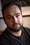 INGEN SPØK: Hos Cay Nordhaug sitter latteren løst, men alvoret har en like stor plass. Han brenner for at folk skal få muligheter og at industrien må få gode nok rammevilkår. -  Det er ingen selvfølge at utenlandskeide bedrifter blir i Norge, sier han.
