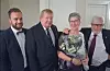 40 ÅRS MEDLEMSKAP: Det er ikke bare Olaug og Harry som er stolte, når Olaug «mormor» Pedersen får blomster fra tidligere forbundsleder Olav Støylen (t.h.) for 40 års medlemskap i forbundet. Cay Nordhaug er like stolt.