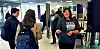 GIKK UNNA: Ellen Dalen og Sturla Søprstad delte ut matpakker, godteri og kaffe i ekspressfart til studenter og ansatte på Høgskolen i Sørøst-Norge fredag morgen.