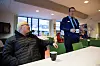 PÅ PAUSEROMMET: Olaf Antonsen (t.v.) og Tore Akerø, styremedlem lokalforeningen, slår ofte av en prat på pauserommet i Ålesund. Men å bruke møtestedet som en arena for verving, er sjeldent aktuelt.