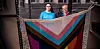 Barsok (t.v.) og Bjerke samler seg bag Progress-flagget, som er et regnbueflagg med fem nye farger som representerer marginaliserte LGBTQI+ og transpersoner.