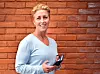 TILGJENGELIG: Hege Kristin Eriksen i Norsk Fengsels- og Friomsorgsforbund går utenfor fengselsmurene for å sjekke mobilen i løpet av arbeidsdagen.