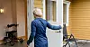 Hjemmetjenesten er et av tilbudene som kan havne på anbud i mange kommuner. For ansatte kan det gi utsag på lønn og pensjon.