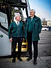 Bussjåfør Robert Holmé (til høyre) må se på når Tor Olav Vatn kjører ekspressbuss mellom Kristiansund og Ålesund. Selv får han ikke plass bak rattet.