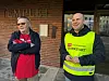 TOPP STEMNING: Stemninga er god, selv om saken er alvorlig. T.v. Odd-Haldgeir Larsen i prat med Magnus Devik Borge som jobber som sikkerhetsvakt på Oslo rådhus. Han sitter også i styret til Fagforbundet Forvaltning og Service og bruker noen fritimer til å støtte opp om de streikende.