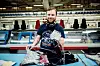 STRIKK: Maskinene strikker, operatør Espen Seim etterfyller garn, skifter mønstre og kontrollerer kvaliteten. Så går delene til Polen for montering.