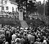 Minnebautaen på Årvoll bekranses i 1955, på stedet der Viggo Hansteen og Rolf Wikstrøm ble skutt i 1941. Foto: NTB scanpix