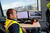 OVERSIKT: Et sett skjermer gir oversikt over oppstillingsplass og fergedekk. Cato er tydelig fornøyd med dagens bryggekontor. I det gamle hendte det at bryggemannskapet måtte måke snø inne om vinteren - alt blåste inn.