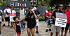 Hotellarbeidere streiker i Waikiki på Hawaii. Rundt 10 000 amerikanske hotellarbeidere representert av Unite Here-forbundet startet en flerdagers streik i flere byer etter at forhandlingene med hotelloperatørene Marriott International, Hilton Worldwide og Hyatt Hotels brøt sammen.