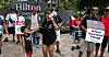 Hotellarbeidere streiker i Waikiki på Hawaii. Rundt 10 000 amerikanske hotellarbeidere representert av Unite Here-forbundet startet en flerdagers streik i flere byer etter at forhandlingene med hotelloperatørene Marriott International, Hilton Worldwide og Hyatt Hotels brøt sammen.