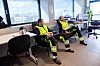 MANGE HISTORIER: Bryggekontoret er møblert med to komfortable stoler. På dager hvor det er flest pendlere og yrkessjåfører som skal om bord, går mye av trafikken av seg selv, og Cato og Nils kan ta seg en kaffe og en prat.