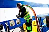 BUNKRING: En av oppgavene til de bryggeansatte er å fylle diesel på de av båtene som går på drivstoff.