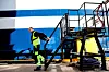 RETT UTSTYR: Cato og kollegaene er pålagt å ha på seg redningsvest etter at en styrmann en gang havna i vannet da han skulle bunkre.