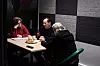 Inger Lybekk (til venstre) er én av få frivillige som fortsatt holder koken. Hun møter Fredrikk Skjøld og Iren Leo Finvik i lokalene der 'Pust Ut' holder møter.