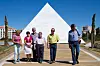 «Se puede morir por las ideas pero nunca matar por ellas» (Man kan dø for ideer, men aldri drepe for dem) er det skrevet inn øverst på den kritthvite pyramiden, –minnesmerket over 4.410 ofre for Francos regime som ble kastet i Spanias største massegrav. Menneskene på bildet har alle vært aktive med på å få reist minnesmerket som ble åpnet tidligere i år.