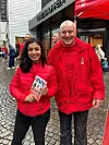 Svein Fjellheim anno 2021. Her på stand sammen med Ap-nestleder Hadia Tajik sist lørdag.