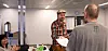 FÅR DIPLOM: Nina Ødegård applauderer når Benny (med ryggen til)  mottar diplomet for fullført baristakurs av kursarrangør Andreas Prestmo.