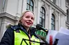 Julie Isabell Løvdal fra Norsk Lokomotivmannsforbund åpnet støttemarkeringen for de streikende lokførerne.