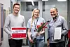 FIKK PRIS: Sofie Miettinen med rådgiver Olav Strømmen og leder for Yrkesseksjon samferdsel og teknisk, Stein Guldbrandsen.