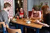 SEN LUNSJPAUSE: (f.v) John Nicholls, Vanessa Bowcock, Chris Bates og Sarah Rooney har allerede hatt en lang og arbeidskrevende dag, men etter en kort pause er det på'n igjen.