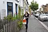 TRAVELT: Sarah Rooney har mange hun skal innom før stemmelokalene stenger i kveld klokka 22 britisk tid - 23.00 norsk tid. Hun gir seg ikke før det.