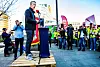 MØNSTRING: Christian Justnes taler til streikende og støttespillere på mønstring i Oslo torsdag.