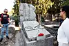 RESPEKT: Eystein Garberg foran grava til Fransico Largo Cabalero.  Francisco Largo Caballero (født 15. oktober 1869 i Madrid, død 23. mars 1946 i Paris var en spansk politiker og fagforeningsmann. Han var en periode spansk statsminister i Den andre spanske republikken under den spanske borgerkrigen, leder av det sosialistiske partiet PSOE og fagorganisasjonen Unión General de Trabajadores (UGT)..