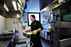 Lærlingen Tobias Hansen lager fiskeboller i karrisaus med revne lilla og orangsje gulrøtter på kjøkkenet på Pasvik grensestasjon.