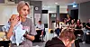 Barnevernsarbeidere i Østfold øver på scenarioer for å bli bedre i yrket. Camilla Galstad spiller rusa mor.