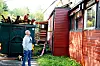 PÅ BEFARING: Jan-Ole Evensen konstaterer at brakkene på toppen ble raskt revet etter at det ble oppdaget at de var i ferd med å gli av.