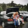 Fredrik (til venstre) og storebror ved hytta.