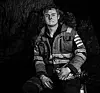 Navn: Oliver Holberg  Alder: 19 år Vokst opp: Nerskogen i Trøndelag Arbeidsoppgaver i gruva: Gruvearbeider, stuffopperatør Hvorfor jeg kom til gruvene: Ville få med meg siste kullgruvedrift i Norge og ville prøve noe helt nytt. Hva jeg skal gjøre nå: Mest sannsynlig starte i Vertikal Service som jobber med sikring innenfor yrker som innebærer klatring.