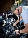 YOUTUBE: Anders Svalstuen Ruud er kontrollør, ikke mekaniker. Oppskriften på hvordan han skal mekke på bilen har han funnet i manualer og på YouTube.