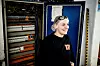 VARIERT: Julie Enge liker at det er mye forskjellig å gjøre på en fabrikk. Ja, og så hjelper jo sjokoladelukta på humøret, så klart.