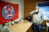 ARBEIDER FOR EVIG OG ALLTID: Svein Lundeng lever og sloss for arbeiderne. Her tar bryggesjauern en real kaffekopp på fagforeningskontoret i Mosjøen hvor han og kollegaene har blitt nektet jobb i over to år.