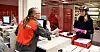 LETTVINT OG BRA: – Postkontoret bruker jeg ofte, og det er så godt å ha et dedikert postkontor der man bor, sier Vilde Øvrebø – som her henter en pakke hos Birgitta Bjerke på Sandvika postkontor.