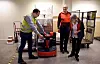 OPPLÆRING: Gjert Reknes fra Bring gir Thorvald Helle og Birgitta Bjerke opplæring i bruk av truck for flytting av større gods. – Moro at det skjer litt og at nye tjenester kommer til, sier Helle.